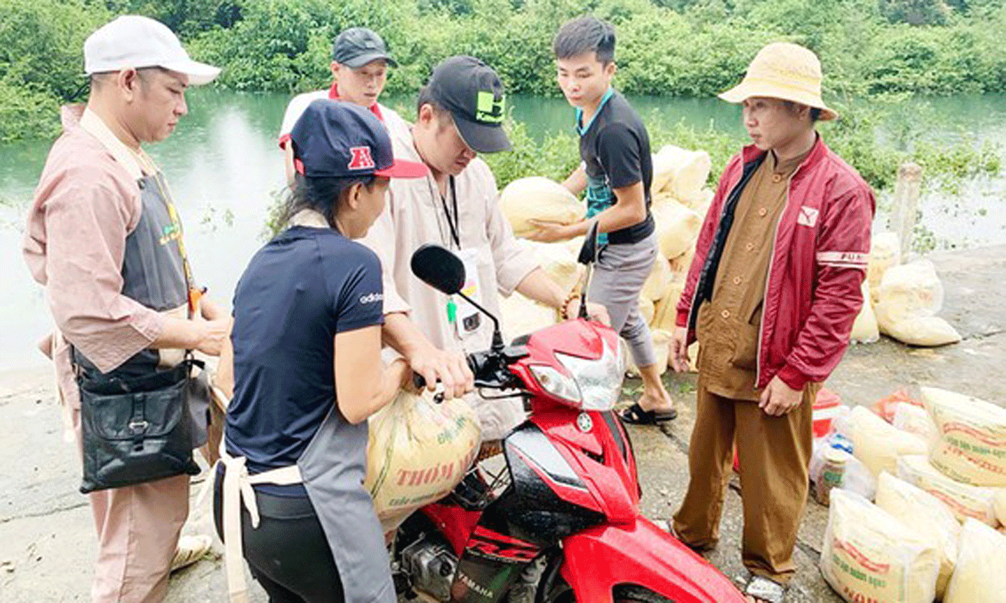 Một nhóm từ thiện vận chuyển hàng cứu trợ tại miền Trung.