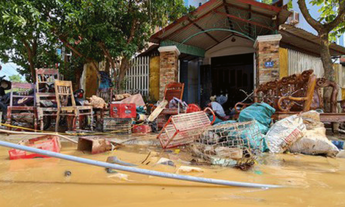 Người dân ở thị trấn Kiến Giang, huyện Lệ Thủy, Quảng Bình dọn dẹp nhà cửa sau khi lũ rút. Ảnh: MINH PHONG