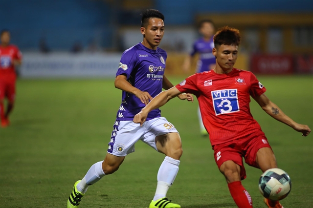 Midfielder Đỗ Hùng Dũng (left) hopes to leadHà Nội FC to theV.League 1title. — Photo toquoc.vn.