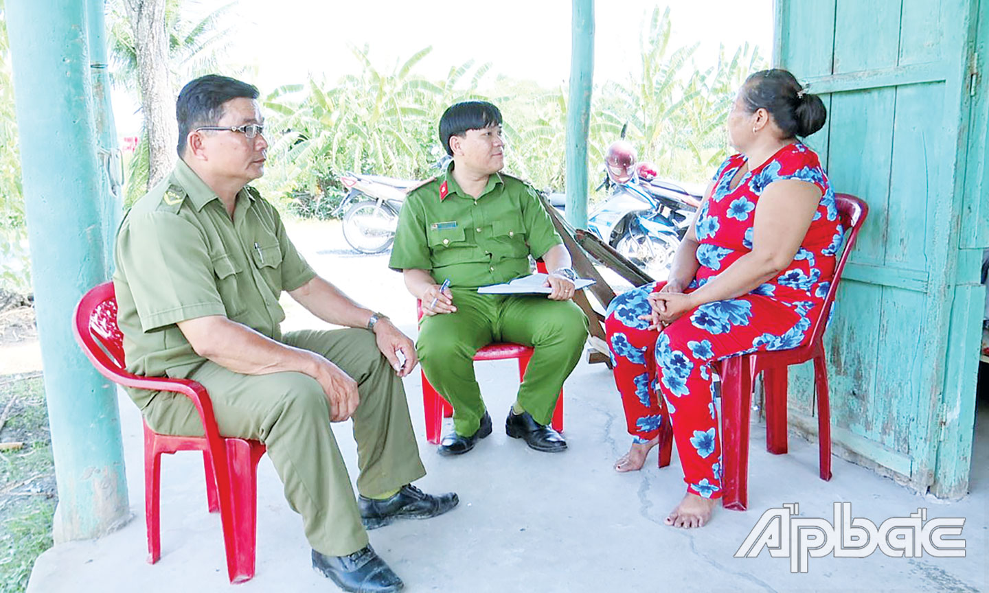 Công an xã làm việc với gia đình nạn nhân vụ anh giết em ruột tại ấp Hòa Bình, xã Đồng Thạnh, huyện Gò Công Tây.