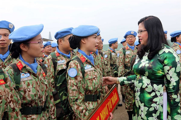 Vietnamese female peacekeepers embark on their journey to South Sudan on a peacekeeping mission. — VNA/VNS Photo