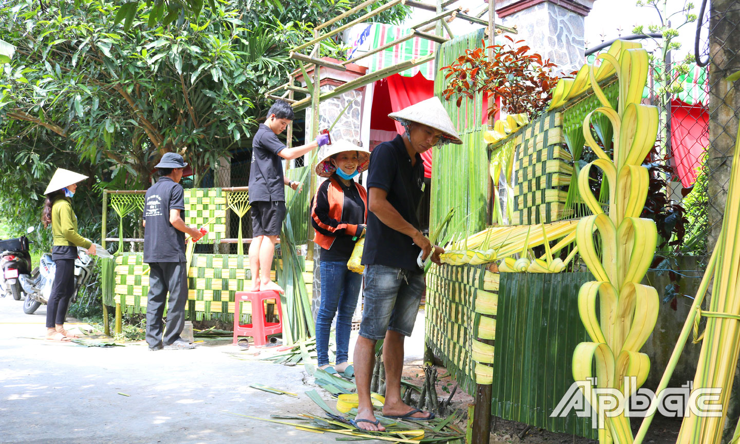 Các thành viên Câu lạc bộ thực hiện cổng cưới cho khách hàng.