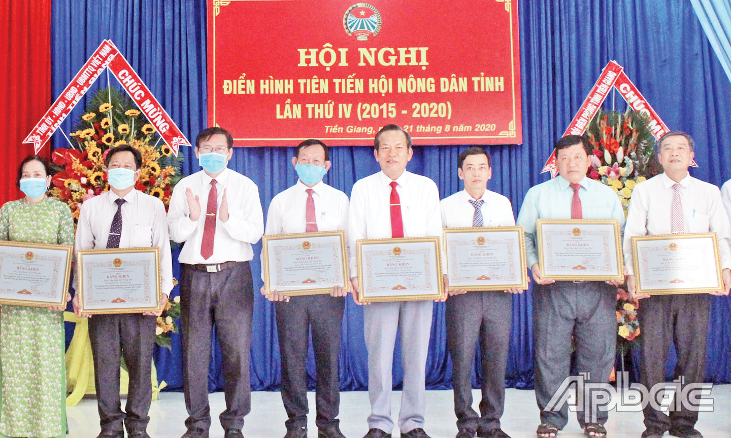 Đại diện lãnh đạo HND huyện Tân Phước (thứ 4 từ phải sang) nhận Bằng khen của HND tỉnh tại Hội nghị điển hình tiên tiến HND tỉnh lần thứ IV.