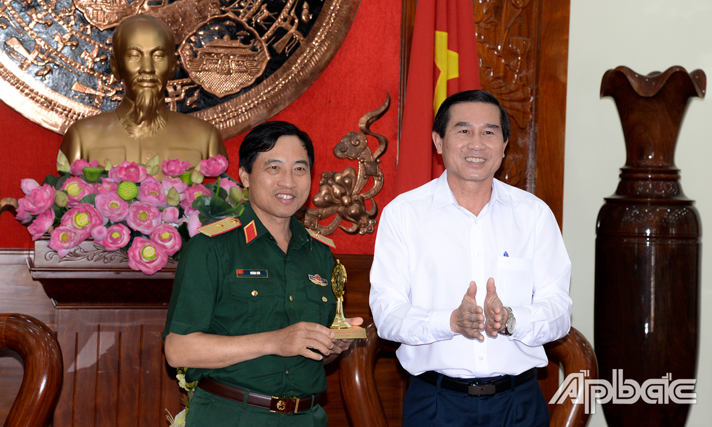 Đồng chí Lê Văn Hưởng trao tặng biểu trưng tỉnh Tiền Giang cho Thiếu tướng Hoàng Sơn.