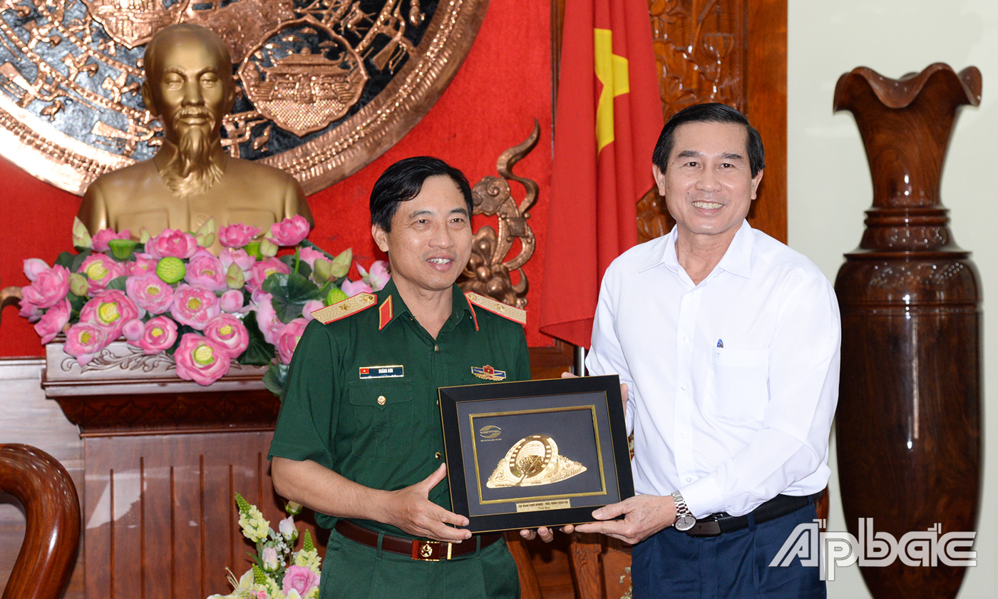 Thiếu tướng Hoàng Sơn trao tặng bức tranh thu nhỏ mô hình tòa nhà mới của Viettel cho đồng chí Lê Văn Hưởng.