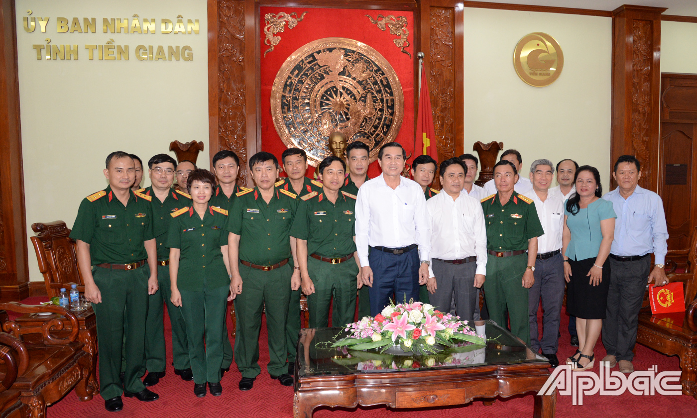 Lãnh đạo UBND tỉnh chụp ảnh lưu niệm cùng Đoàn công tác Tập đoàn Công nghiệp - Viễn Thông Quân đội.