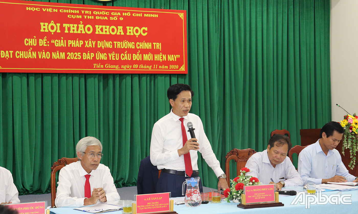 PGS.TS Hoàng Phúc Lâm, Phó Giám đốc Học viện Chính trị quốc gia Hồ Chí Minh phát biểu tại hội nghị.