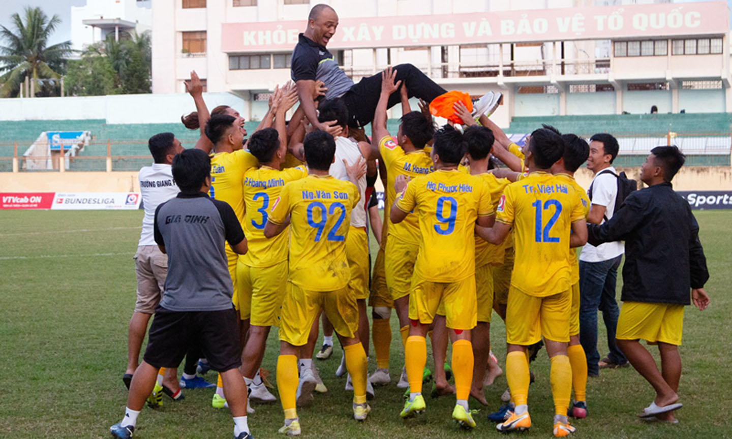 Niềm vui thăng hạng của thầy trò HLV Flavio Cruz. Ảnh: Gia Định FC