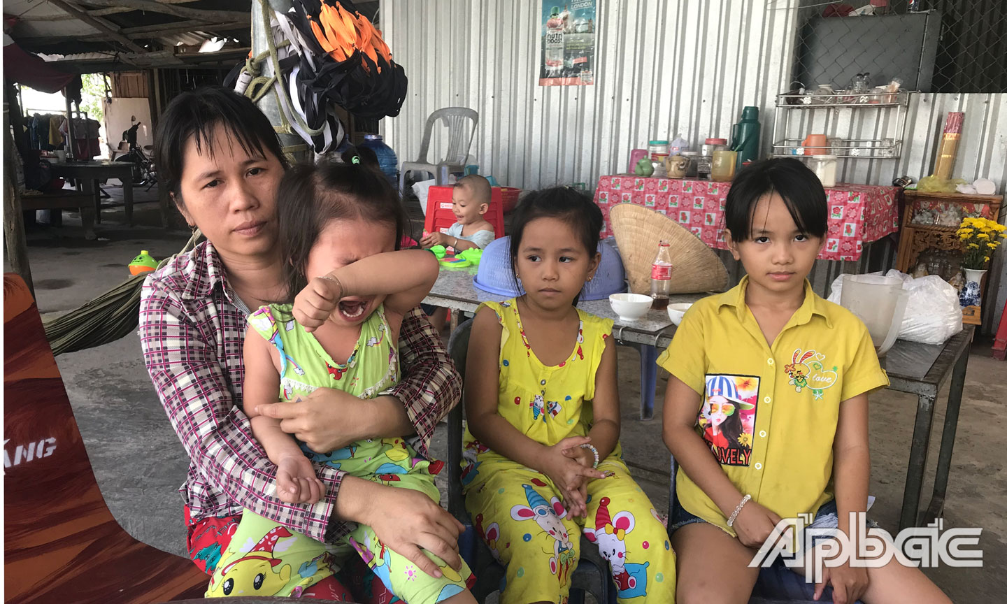 Chị Phạm Thị Cẩm Xuân, vợ nạn nhân Đ.T.N, nén nỗi đau bên cạnh 3 đứa con thơ dại.