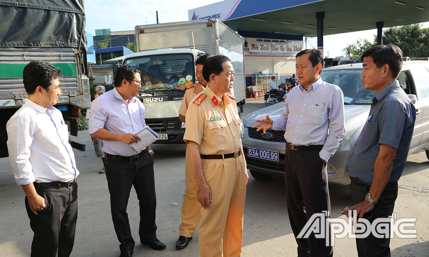 Các ngành chức năng liên quan ATGT khảo sát tại các chốt đèn tín hiệu giao thông.