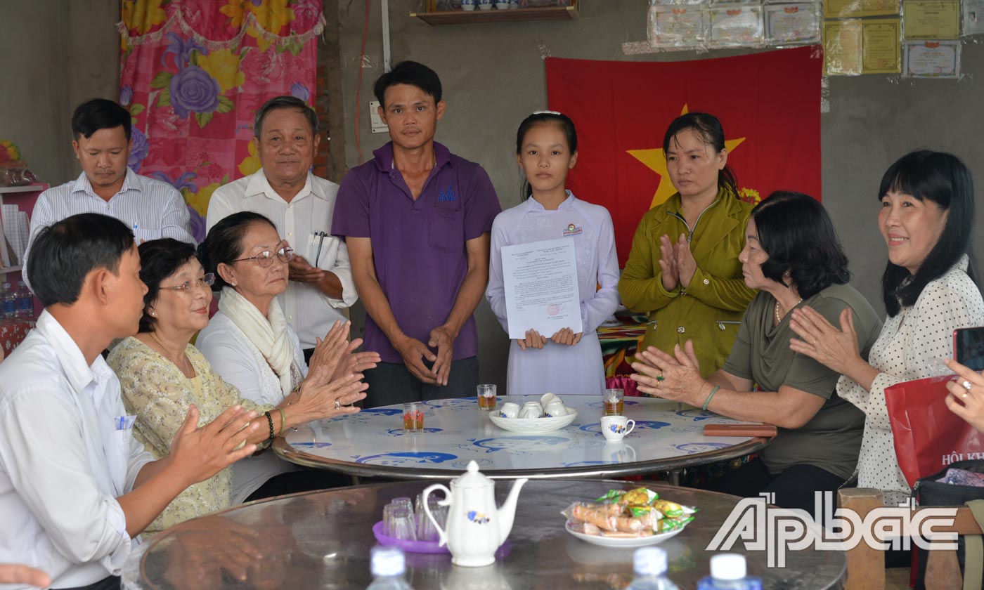 Hội Khuyến học Tân Phú Đông trao quyết định bàn giao nhà cho Quế Trân.