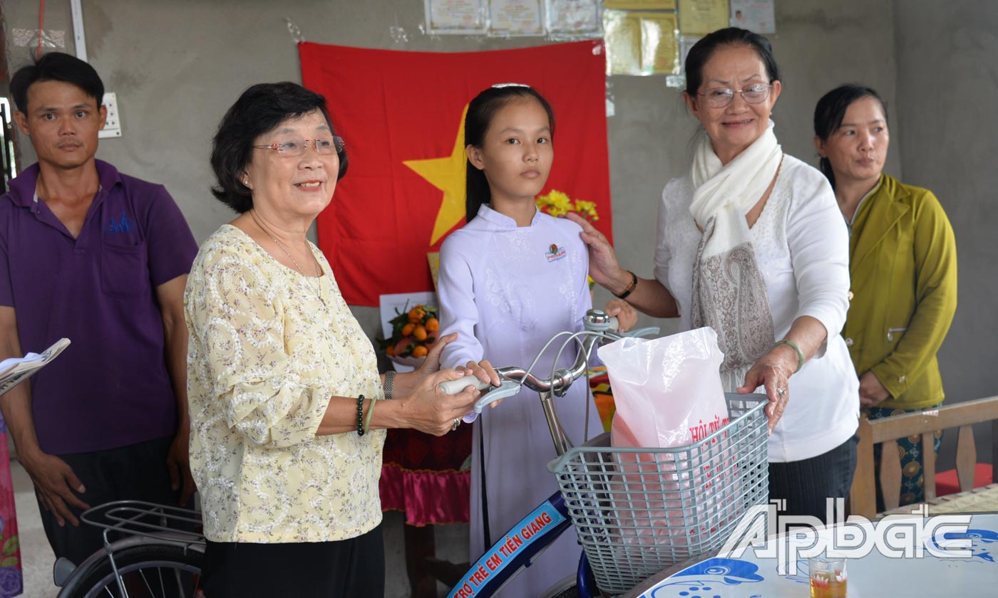 Hội Khuyến học tỉnh đại diện trao xe đạp của Qũy bảo trợ trẻ em tỉnh cho Quế Trân.