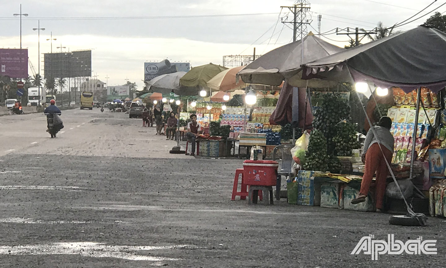 Hàng chục ki ốt lấn chiếm hành lang ATGT.