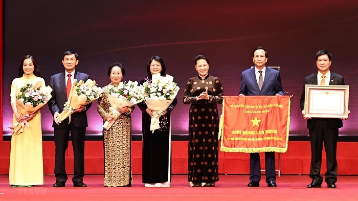 The Vice President suggested completing laws and policies related to social welfare National Assembly Chairwoman Nguyen Thi Kim Ngan (third from right) presents the “Labour Hero in Renewal Period” title to the National Fund for Vietnamese Children. (Photo: VNA).