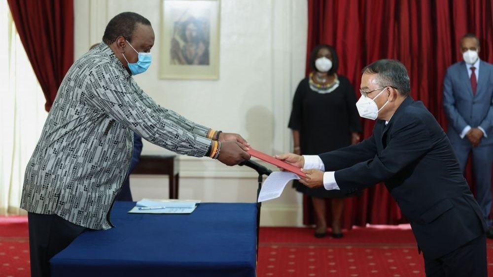 Newly-appointed Ambassador of Vietnam to Tanzania and Kenya Nguyen Nam Tien presents his letter of credentials to Kenyan President Uhuru Muigai Kenyatta.