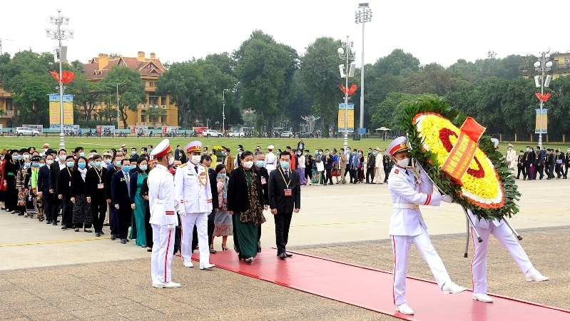 The delegation led by National Assembly Vice Chairwoman Tong Thi Phong pay tribute to President Ho Chi Minh at his Mausoleum. (Photo: NDO).