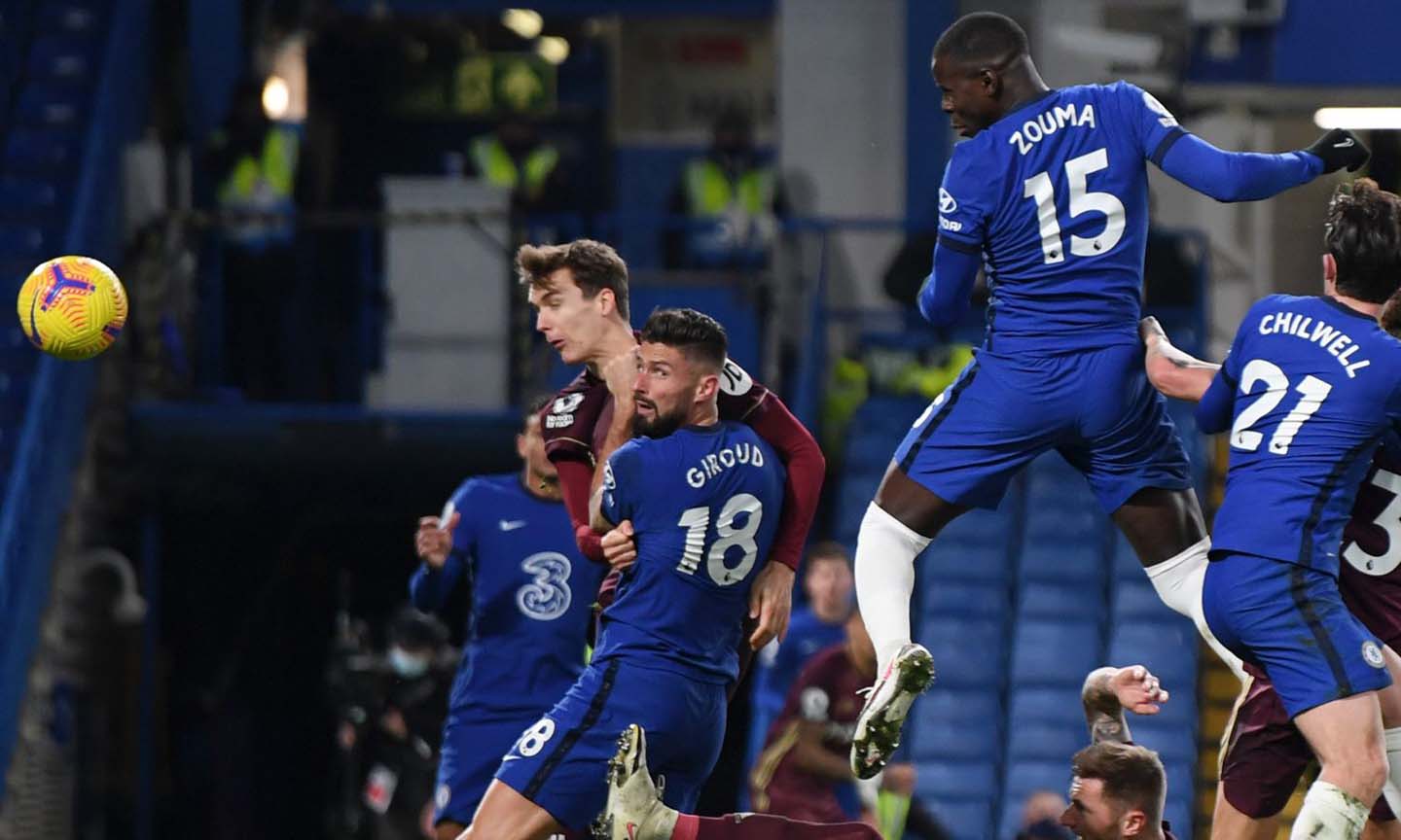 Kurt Zouma đánh đầu Chelsea trước Leeds