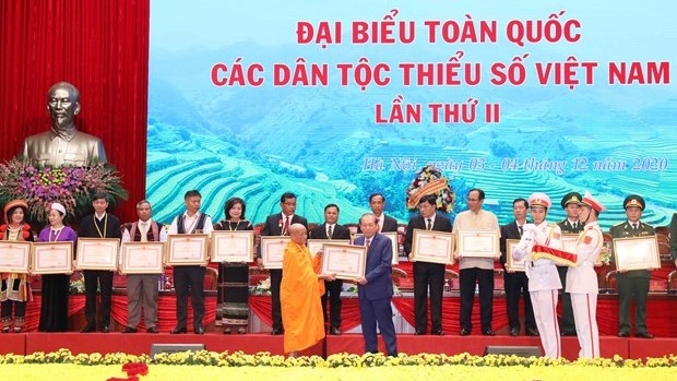 Outstanding collectives and individuals receive the Party and State's honours at the second national congress of Vietnamese ethnic minority groups on December 4 (Photo: VNA).