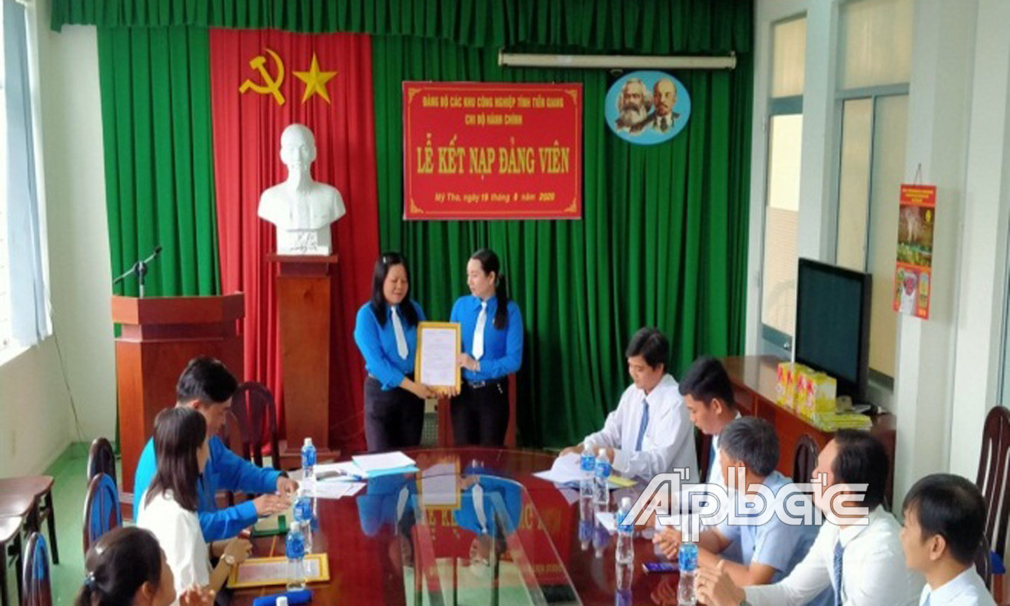 Chi bộ Hành chính, Đảng bộ các Khu công nghiệp tỉnh tổ chức Lễ kết nạp đảng viên.