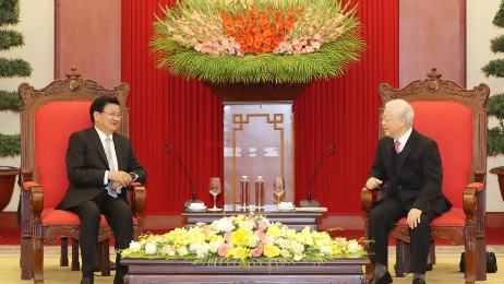 General Secretary and President Nguyen Phu Trong and Lao Prime Minister Thongloun Sisoulith (Photo: VNA).