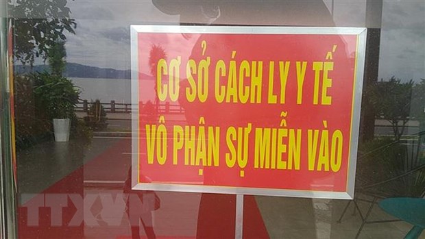 Một cơ sở cách ly có thu phí tại thành phố Nha Trang để bảng chỉ dẫn an toàn hướng dẫn cho người dân và du khách không đi vào khu vực cấm. (Ảnh: Thanh Vân/TTXVN)