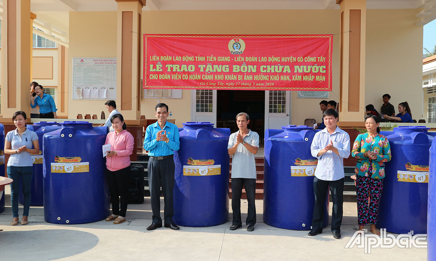 Đồng chí Trương Văn Hiền trao tặng bồn chứa cho đoàn viên Công đoàn có hoàn cảnh khó khăn bị ảnh hưởng hạn, mặn vào tháng 5-2020.