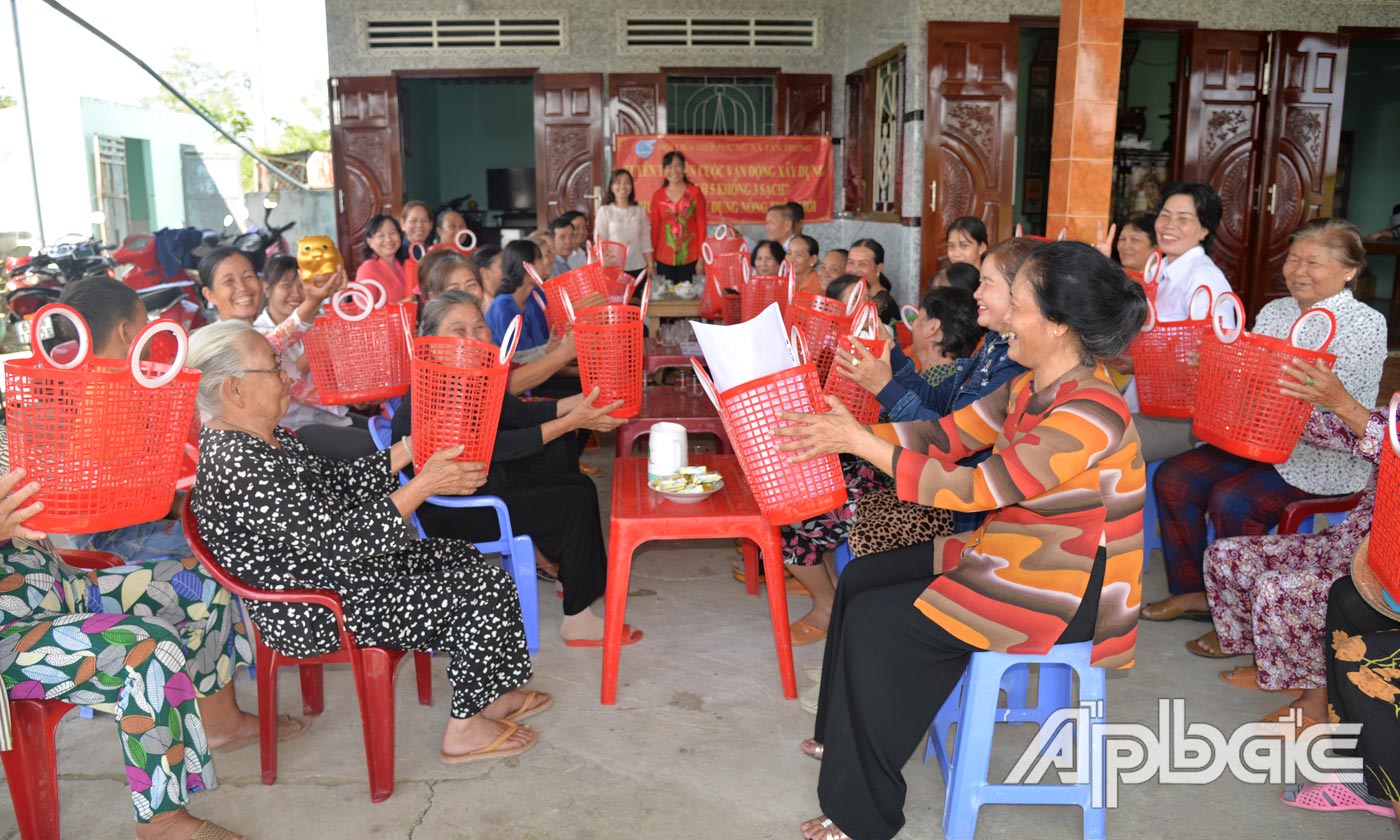 Chị em phụ nữ ấp Xã Lới, xã Tân Trung, TX. Gò Công dùng giỏ xách đi chợ, không dùng túi nilon.