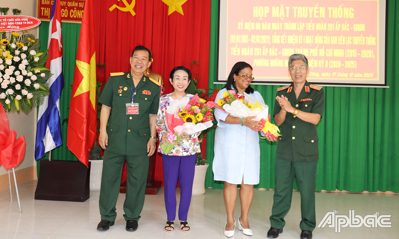 Đại diện Tiểu đoàn trao hoa lưu niệm cho Tổng lãnh sự quán nước Cộng hòa Cuba.