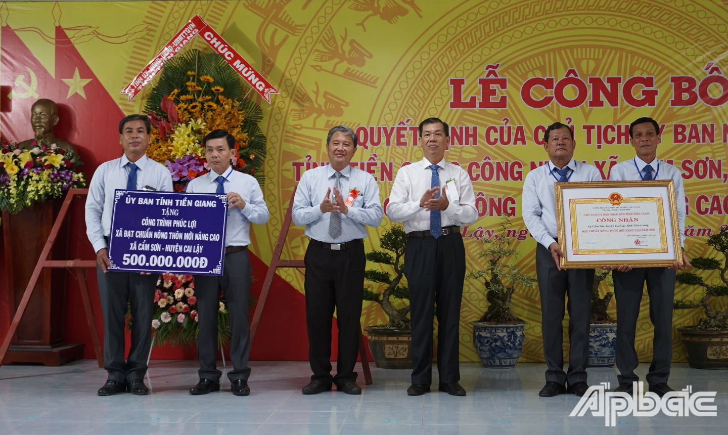 Đồng chí Nguyễn Văn Mẫn và đồng chí Nguyễn Văn Bằng (Tỉnh ủy viên, Bí thư huyện ủy, Chủ tịch HĐND huyện Cai Lậy) trao bằng công nhận xã NTM nâng cao và Bảng tượng trưng tặng công trình phúc lợi trị giá 500 triệu đồng cho xã Cẩm Sơn đạt chuẩn NTM nâng cao năm 2020