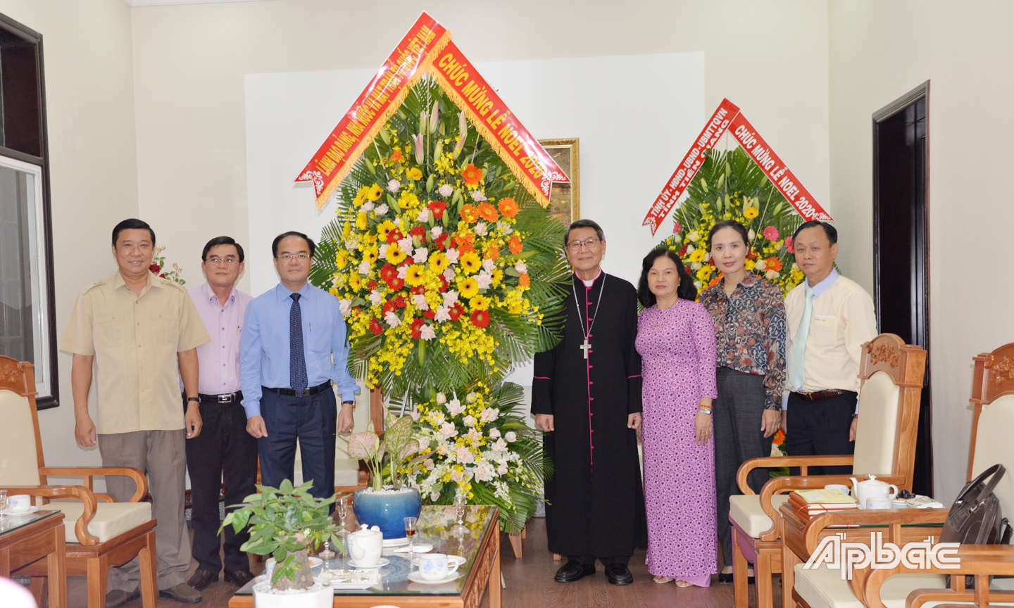 Thứ trưởng Vũ Chiến Thắng trao hoa của Đảng và Nhà nước chúc mừng đức Giám mục Nguyễn Văn Khảm, Giám mục Giáo phận Mỹ Tho