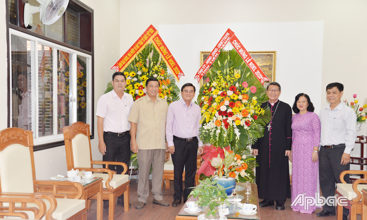 Đồng chí Nguyễn Văn Mười, Phó Chủ tịch UBND tỉnh Tiền Giang và lãnh đạo Ban tôn giáo tỉnh trao hoa chúc mừng giáng sinh đến đức Giám mục Giáo phận Mỹ Tho 