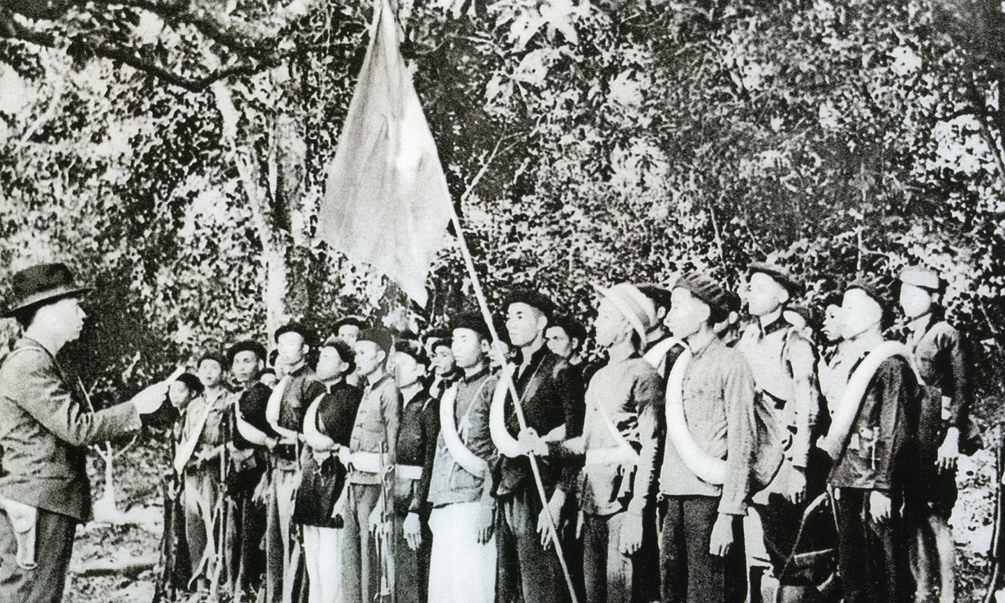 Đơn vị Giải phóng quân làm lễ xuất phát từ cây đa Tân Trào về giải phóng Thái Nguyên năm 1945.