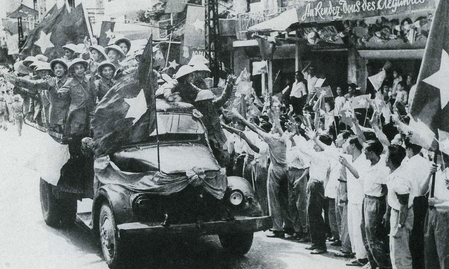 Nhân dân Hà Nội chào đón bộ đội về tiếp quản Thủ Đô năm 1954.