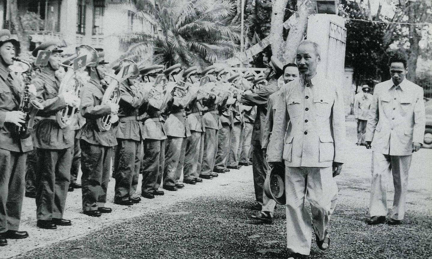 Chủ tịch Hồ Chí Minh đến dự Đại hội Anh hùng và chiến sĩ thi đua toàn quân năm 1956.