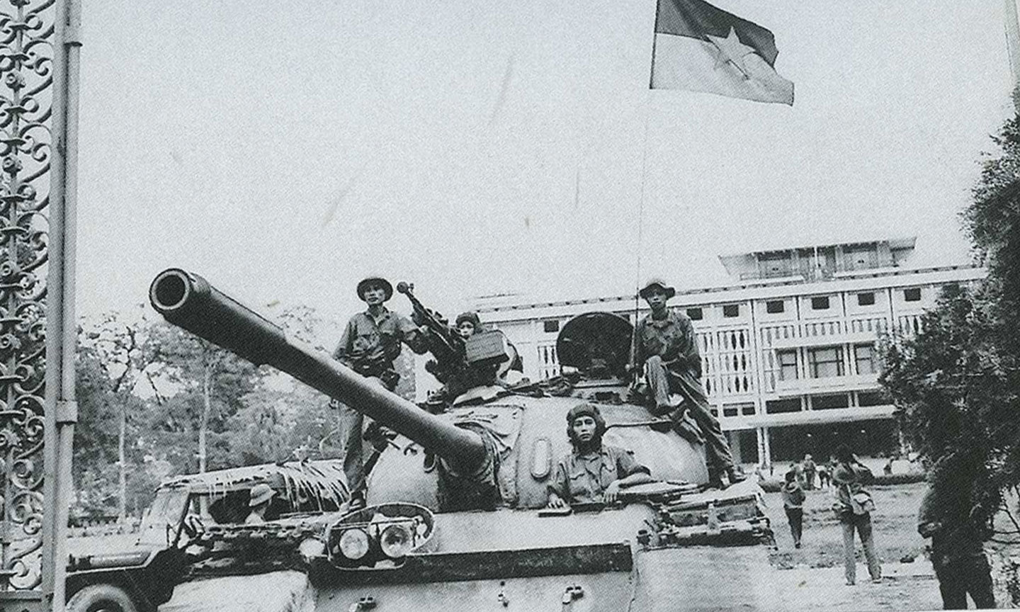 Đơn vị xe tăng Quân Giải phóng đánh chiếm Phủ Tổng thống ngụy.