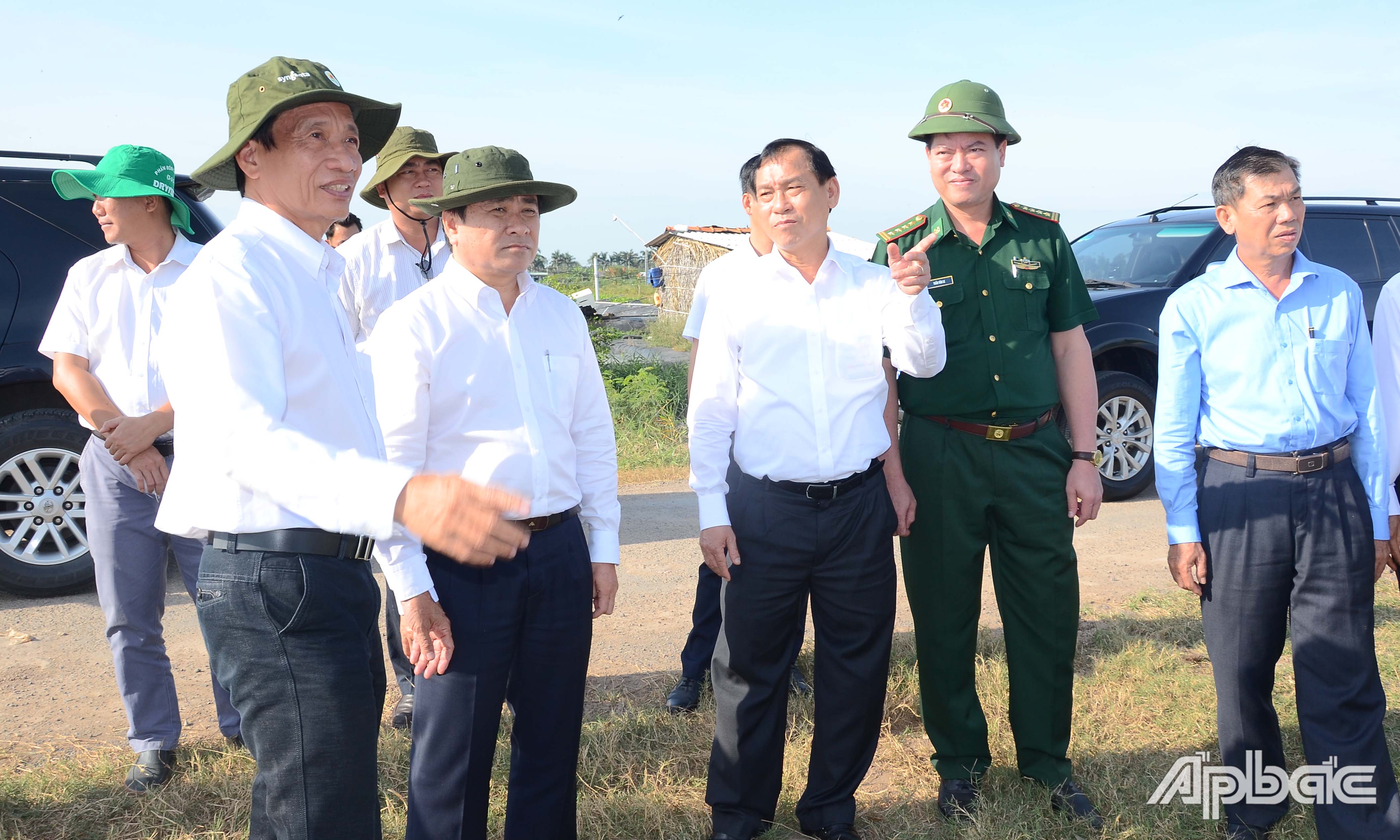 đồng chí Nguyễn Văn Vĩnh và đồng chí Trần Văn Dũng, Ủy viên Ban Thường vụ Tỉnh ủy, Phó Chủ tịch UBND tỉnh cùng các ngành còn đến kiểm tra tiến độ thi công các công trình phòng, chống xói lở đê biên Gò Công tại xã Tân Thành