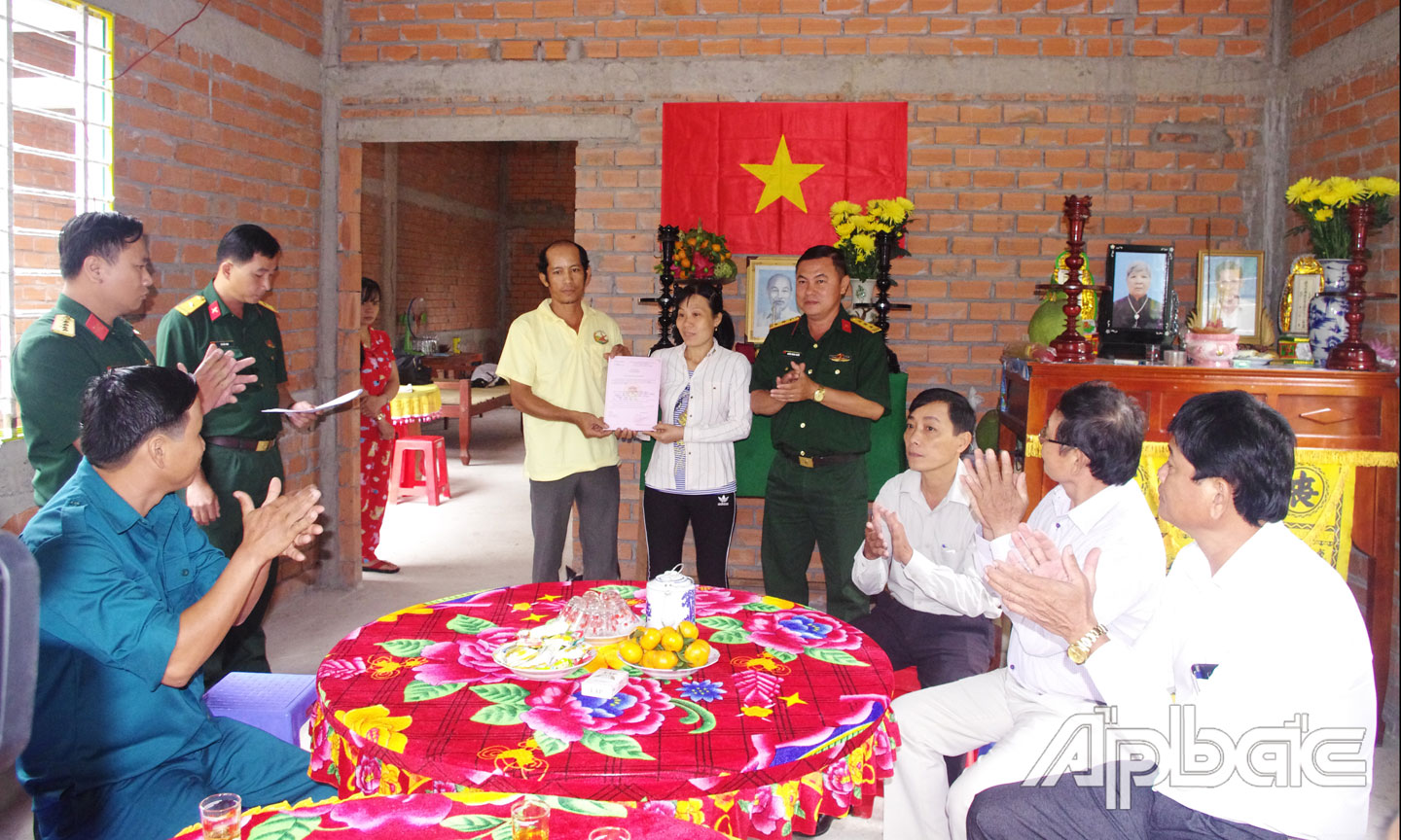 Thượng tá Đoàn Minh Chiến, Chính trị viên, Ban Chỉ huy Quân sự huyện trao Quyết định tặng “Nhà tình nghĩa” cho gia đình bà Lan.