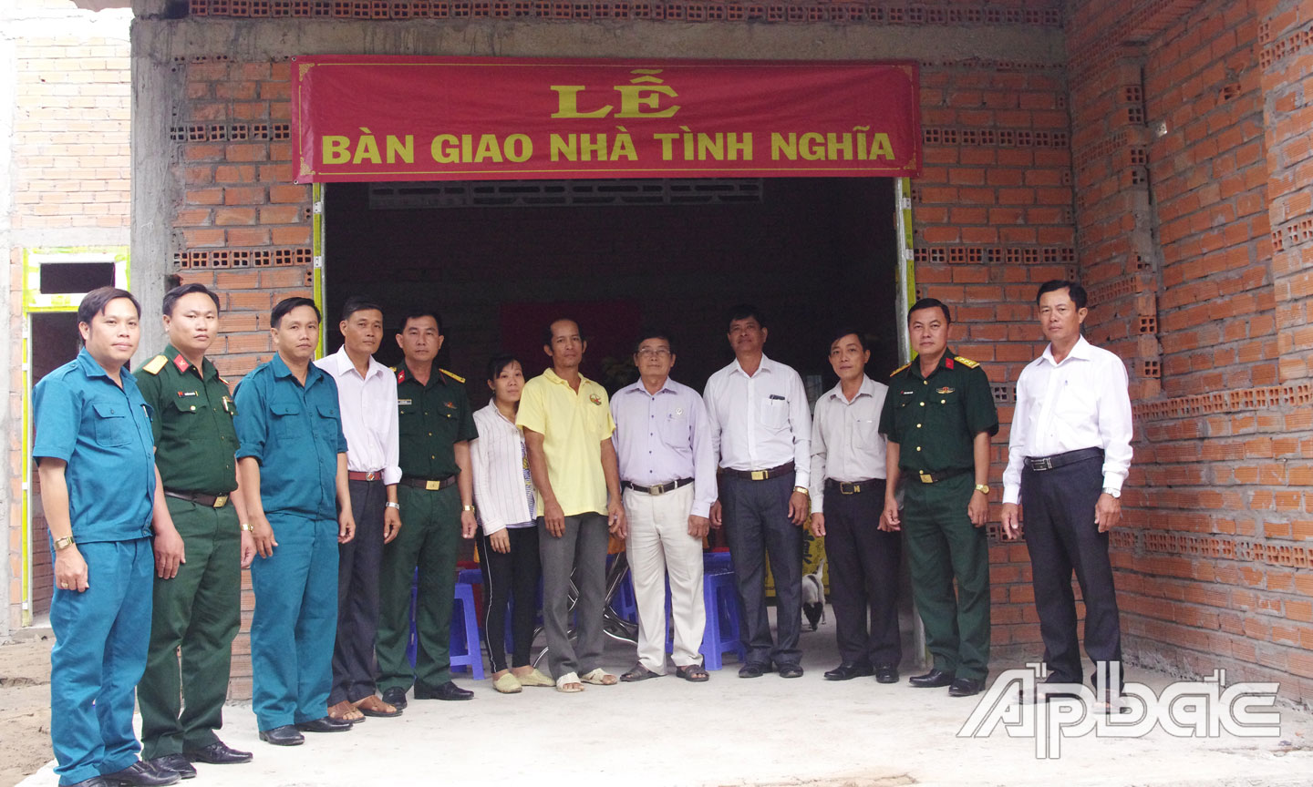 Lãnh đạo ban ngành, đoàn thể chụp ảnh lưu niệm trong Lễ bàn giao nhà tình nghĩa cho gia đình bà Lan.