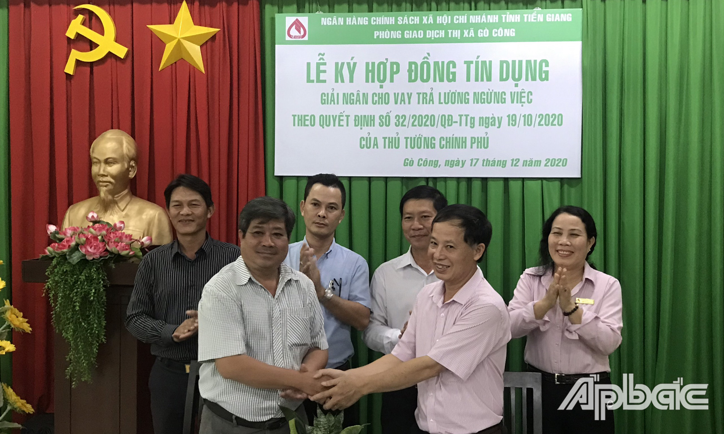 Ký hợp đồng tín dụng.