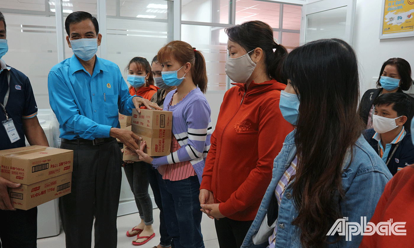 Đồng chí Trương Văn Hiền Chủ tịch LĐLĐ tỉnh Tiền Giang trao quà cho công nhân lao động khó khăn do ảnh hưởng dịch Covid-19