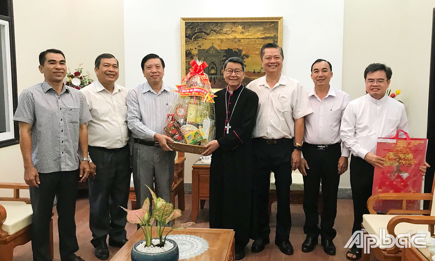 Ông Nguyễn Thành Công- Phó Bí thư Thành ủy, Chủ tịch UBND TP Mỹ Tho thăm, tặng quà Toà giám mục Mỹ Tho.