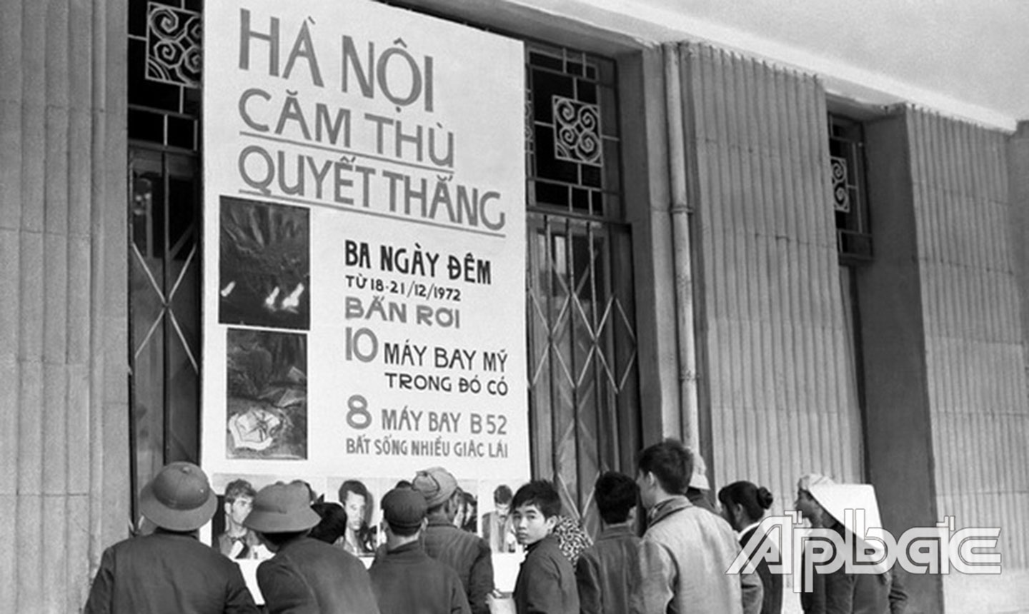 Người dân Thủ đô chăm chú theo dõi tin chiến thắng qua báo chí hằng ngày và các bảng thông tin trong những ngày Mỹ đánh phá ác liệt cuối tháng 12-1972. Ảnh tư liệu: TTXVN