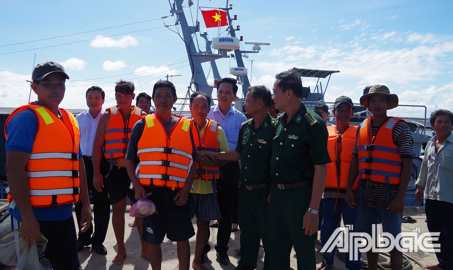 Lãnh đạo Bộ Chỉ huy BĐBP Tiền Giang và huyện Gò Công Đông đón ngư dân bị nạn ngay tại cầu cảng Hải đội 2, BĐBP TG