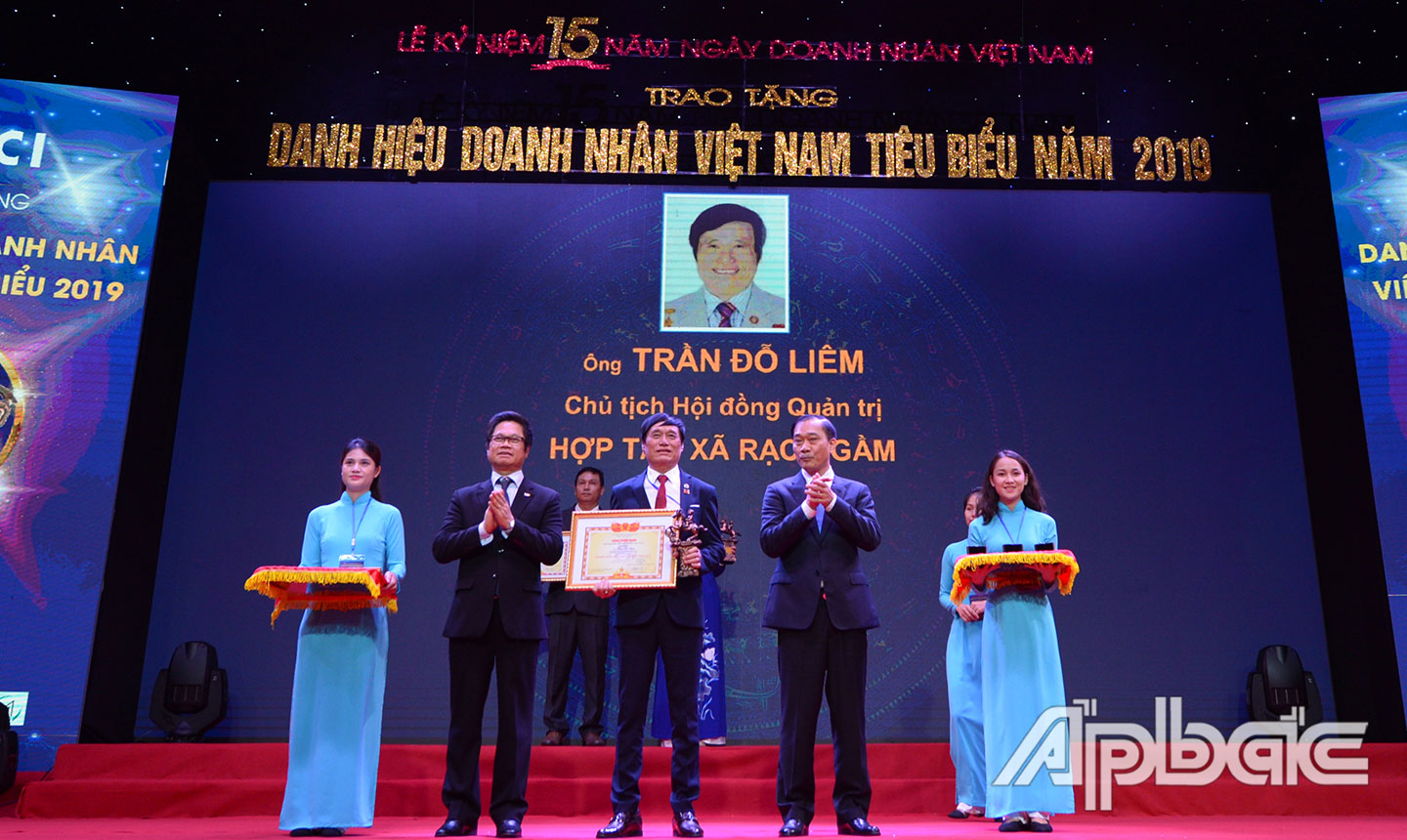  Ông Trần Đỗ Liêm nhận danh hiệu Doanh nhân Việt Nam tiêu biểu năm 2019.