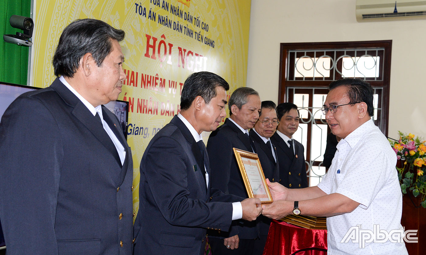 Đồng chí Võ Văn Bình trao danh hiệu “Tập thể lao động xuất sắc” của Tòa án nhân dân tối cao cho các tập thể.