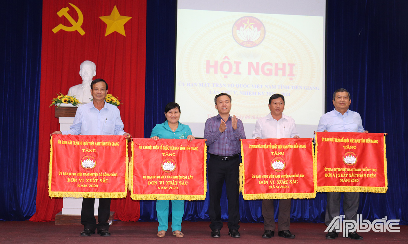 Phó Chủ tịch Ủy ban MTTQ Việt Nam tỉnh Tiền Giang Trần Văn Thi trao cờ thi đua cho các tập thể.