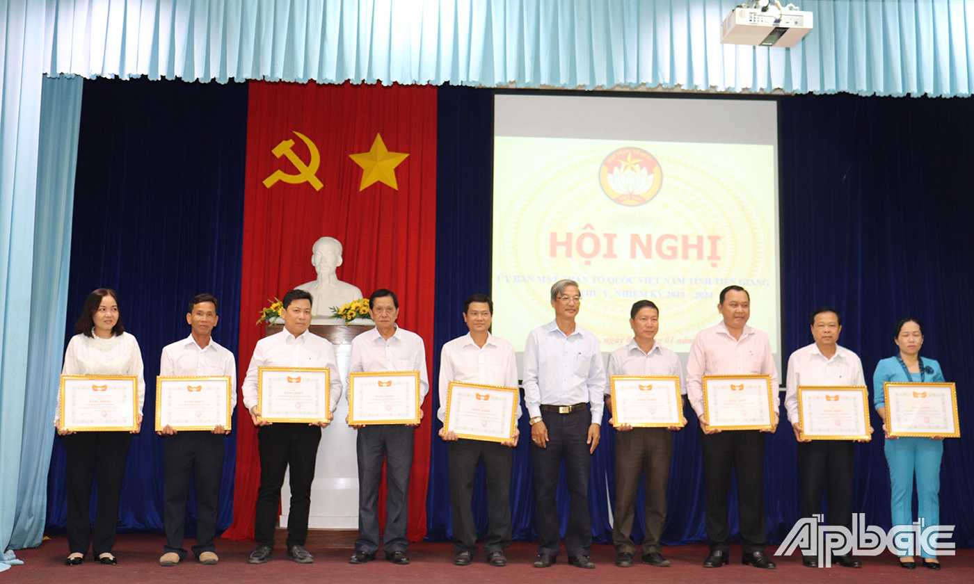 Đồng chí Huỳnh Văn Hải trao Bằng khen cho các tập thể có thành tích xuất sắc thực hiện công tác mặt trận năm 2020.