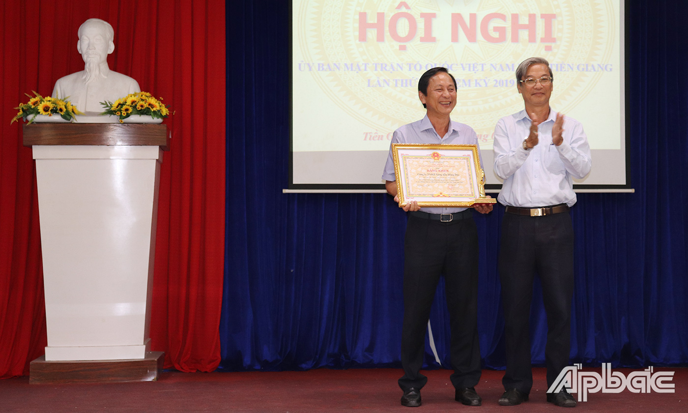 Đồng chí Huỳnh Văn Hải trao Bằng khen cho đại diện Công ty xăng dầu Hồng Đức vì có thành tích trong đóng góp Quỹ vì người nghèo và an sinh xã hội năm 2020.