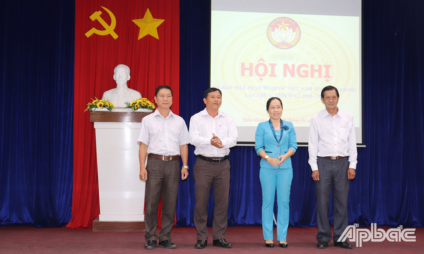 Các đồng chí được hiệp thương tham gia Ủy ban MTTQ Việt Nam tỉnh Tiền Giang nhiệm kỳ 2019 - 2020 ra mắt hội nghị.