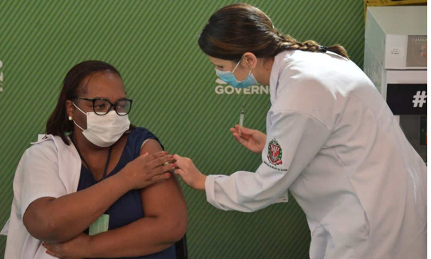 Y tá Monica Calazans là người đầu tiên được tiêm vaccine CoronaVac Sinovac Biotech chống lại COVID-19 tại bệnh viện Clinicas ở Sao Paulo, Brazil. (Ảnh: AFP) 